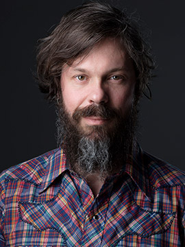 Photographie de Dominic Lapointe, professeur au département d'études urbaines et touristiques de l'UQAM, et titulaire de la Chaire UQAM sur les dynamiques touristiques et les relations socioterritoriales.