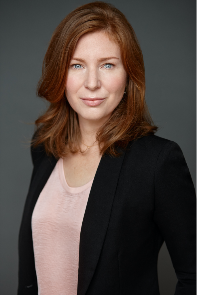 Photographie d'Émilie Fortin-Lefebvre, professeure au département de management et technologie de l'UQAM, et membre régulière de la Chaire UQAM sur les dynamiques touristiques et les relations socioterritoriales. Ses recherches s’articulent autour de l’entrepreneuriat et la marginalité. Plus particulièrement, ses derniers travaux portent sur l’accompagnement entrepreneurial en contexte autochtone, l’autonomie économique au Nunavik et l’entrepreneuriat dans le secteur agroalimentaire à Haïti. Plus largement, ses intérêts s’inscrivent dans le rapport entre la marginalité, le lien au territoire, l’innovation sociale, le développement économique et les politiques publiques. Elle ancre actuellement son engagement auprès des populations autochtones par la mise sur pied du Centre d’études pour l’autonomie économique des Premiers Peuples et des Inuits (Centre d’études AEPPI). Celui-ci rassemble l’expertise autochtone et universitaire dans le but de développer des savoirs communs qui répondent aux besoins des peuples autochtones.
