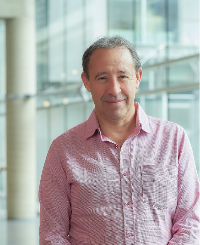 Photographie de Yann Roche, professeur au département de géographie de l'UQAM depuis 1997, et membre régulier de la Chaire UQAM sur les dynamiques touristiques et les relations socioterritoriales. Il se spécialise sur l'Asie du Sud-Est et c'est dans le cadre de projets sur la région qu'il a commencé à se spécialiser sur l'écotourisme en Asie, notamment au Vietnam et au Laos. Il travaille aussi dans le domaine de la géopolitique, des systèmes d'information géographique et de la cartographie, avec une emphase sur l'impact de ces deux technologies sur le domaine touristique. 